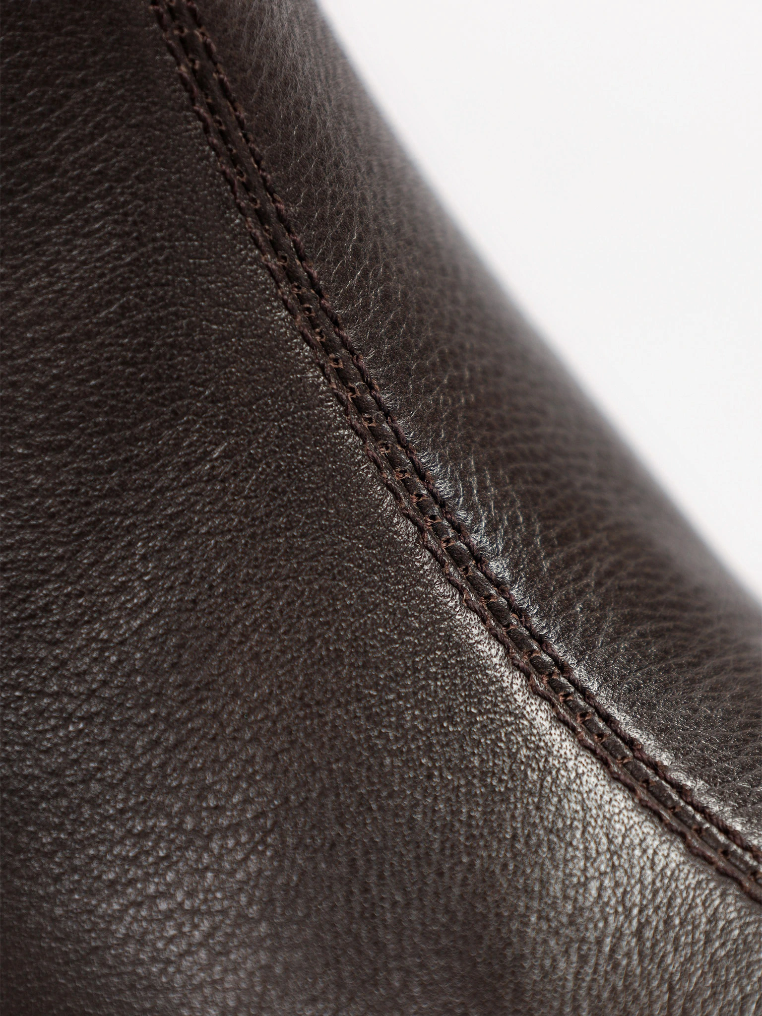 Ботинки темно-коричневого цвета на среднем широком каблуке